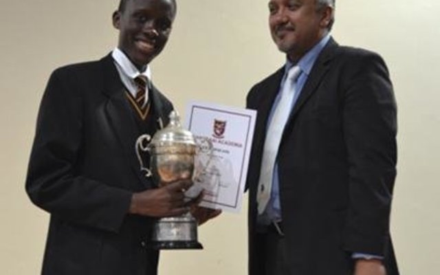 Junior dux Analo Yawa en mnr Loriston